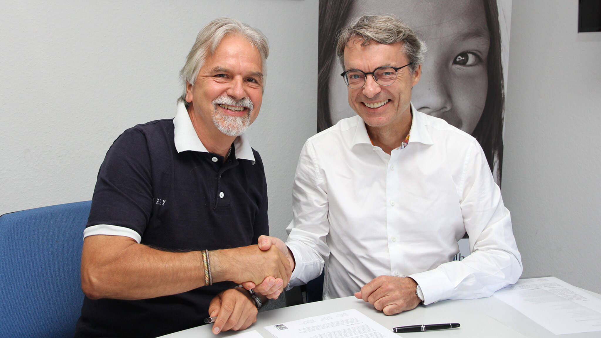ông Albert Recknagel, Phát ngôn viên Điều hành terre des hommes (trái) và ông Bernhard Simon, CEO DACHSER (phải)