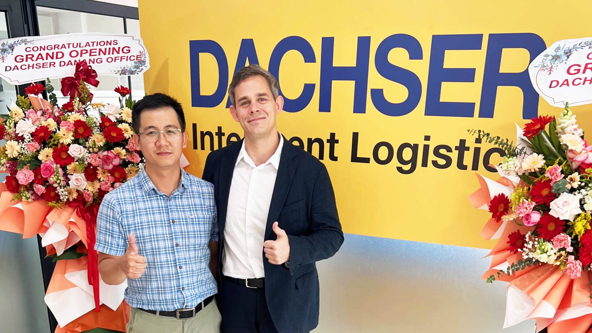 Ông Oliver Cierocki, Giám đốc Điều hành của DACHSER Việt Nam (bên phải) và chuyên viên bán hàng Đức Phạm (bên trái) cam kết đáp ứng nhu cầu của khách hàng.